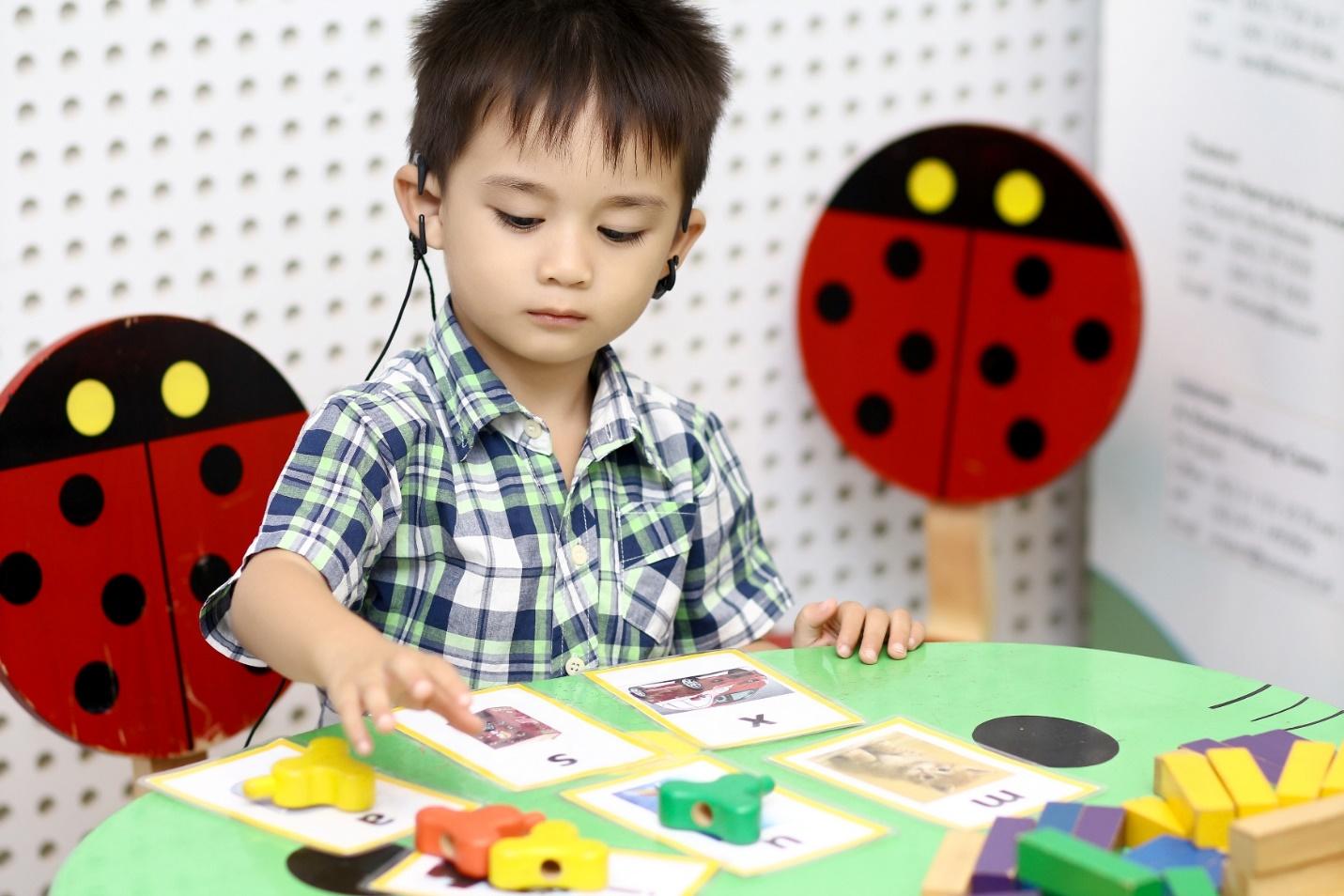 Bài dạy trẻ khi mới bật máy Cochlear hoặc mới đeo máy trợ thính