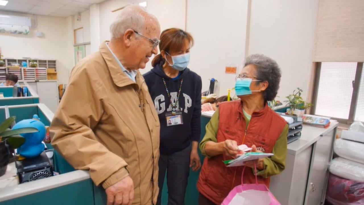 83岁卖菜阿嬷捐出一周卖菜所得和8片口罩给吕若瑟神父。(罗东圣母医院提供)