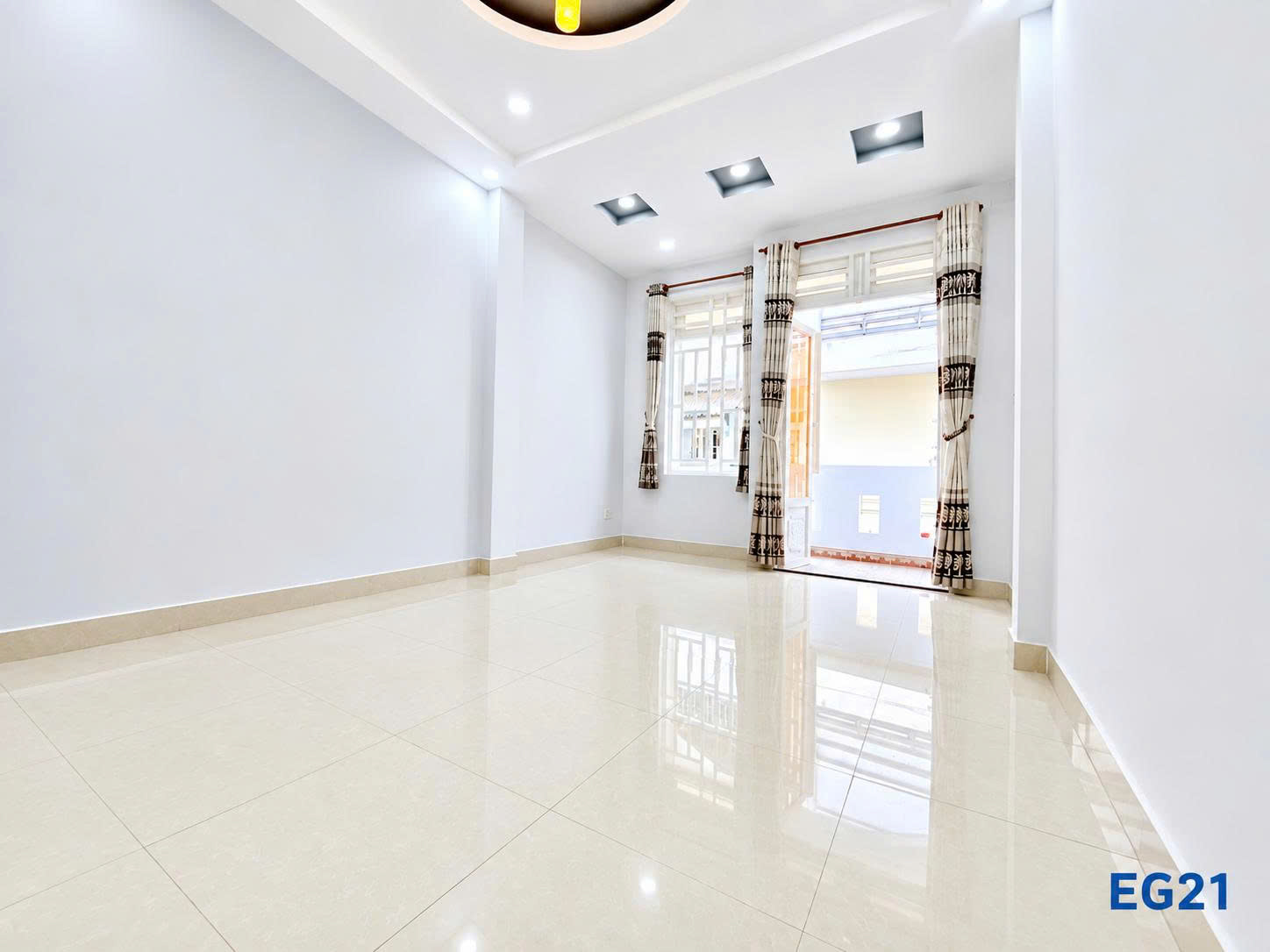 STUDIO BAN CÔNG SIÊU RỘNG RÃI