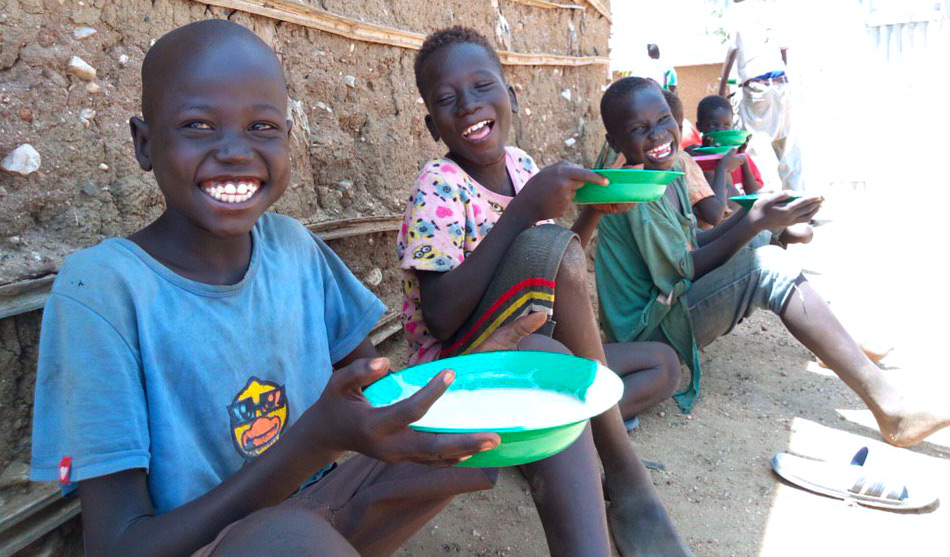 Crianças no Sudão recebendo doações de BCH