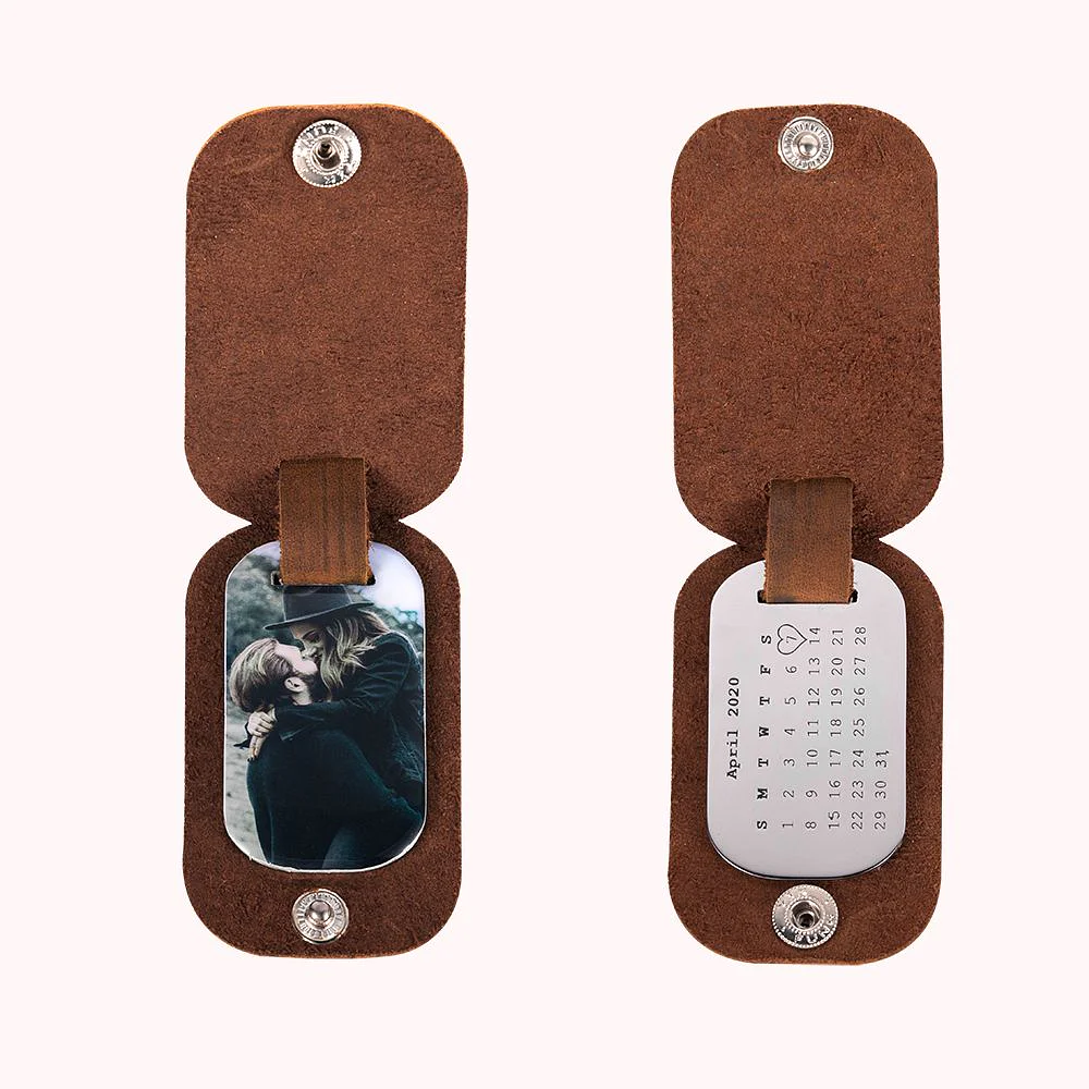 porte-clefs en cuir avec fermeture par bouton pression, contenant un calendrier et une photo.