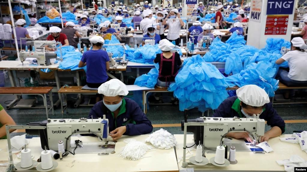 Công nhân ngành may trong một nhà máy ở tỉnh Thái Nguyên.