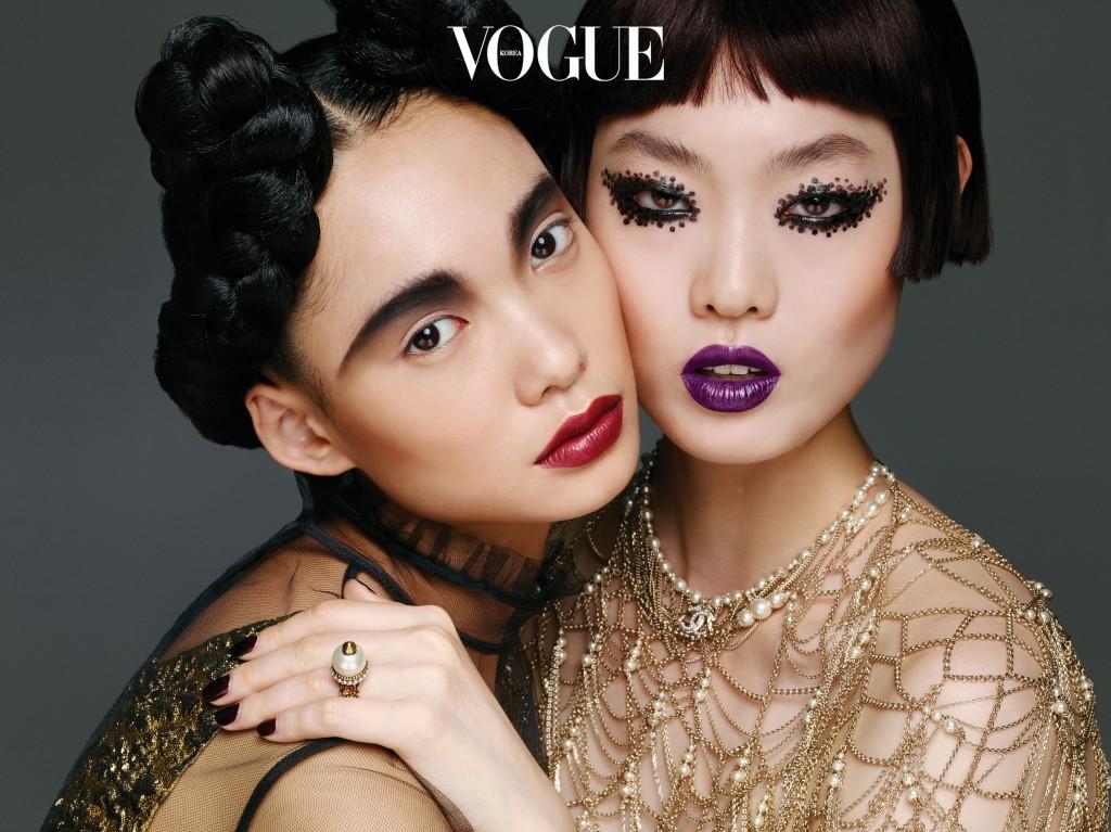 왼쪽 모델의 금빛 브로케이드 원피스는 프라다(Prada), 검은색 시스루 톱은 YCH. 오른쪽 모델의 골드 케이프는 샤넬(Chanel), 진주 반지는 구찌(Gucci).