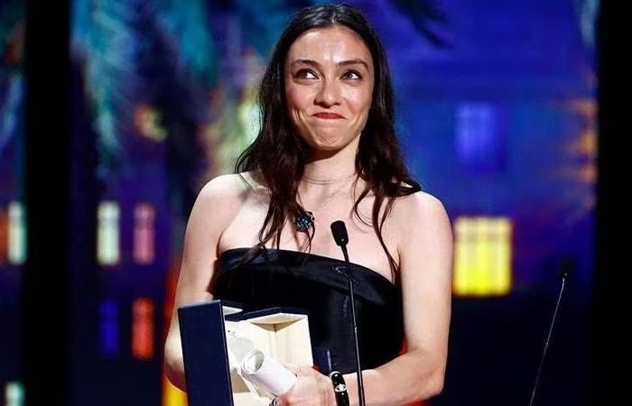 Merve Dizdar won the "Best Actress" award at the world-famous 76th Cannes Film Festival held in France for Nuri Bilge Ceylan directed film "About Dry Grasses" in 2023.