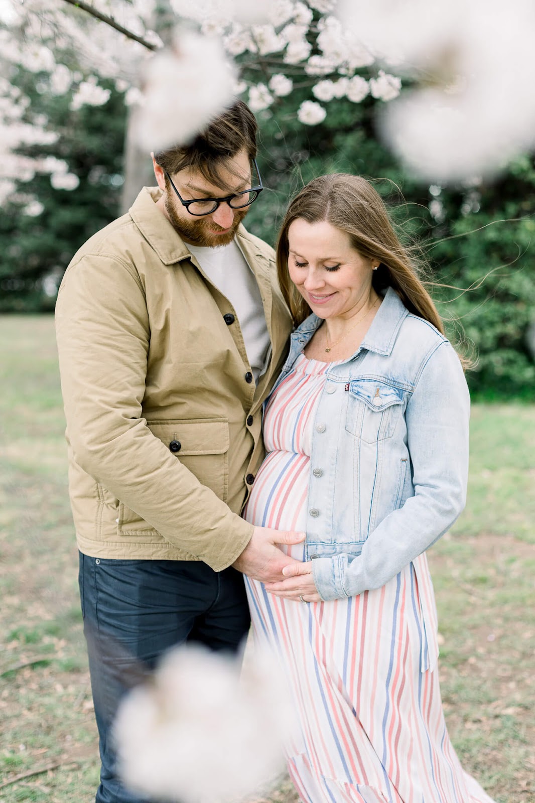 Pregnant couple park photoshoot