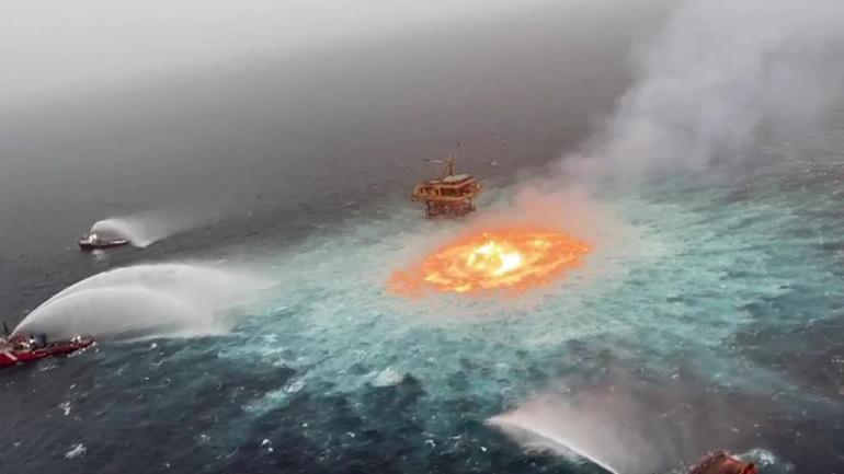 Un "ojo de fuego" en el mar: imágenes de incendio en ducto de Pemex