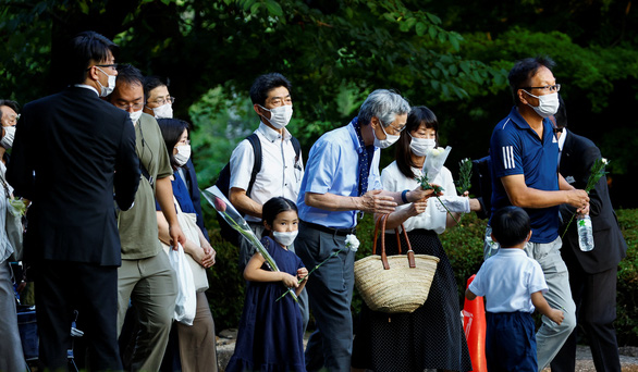 Linh cữu cố thủ tướng Nhật Bản Abe Shinzo đã được đưa đến chùa Zojoji - Ảnh 4.