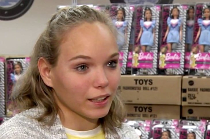 Chloe Newman dona a hospital muñecas Barbie de Mattel con prótesis de pierna