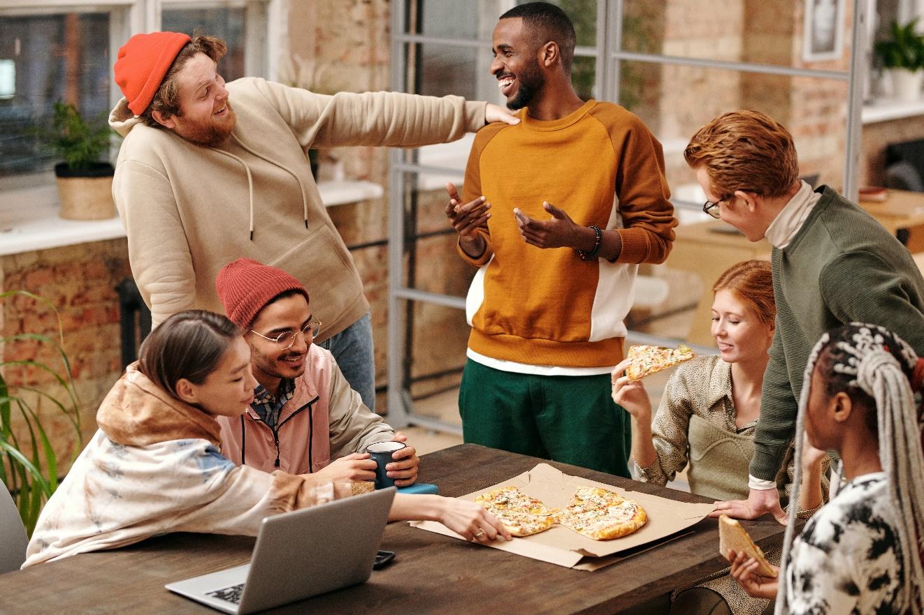 diversi giovani sono usciti per mangiare la pizza e ridere