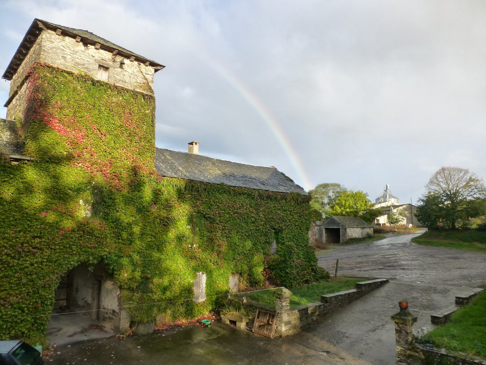 un arc en ciel sur la maison