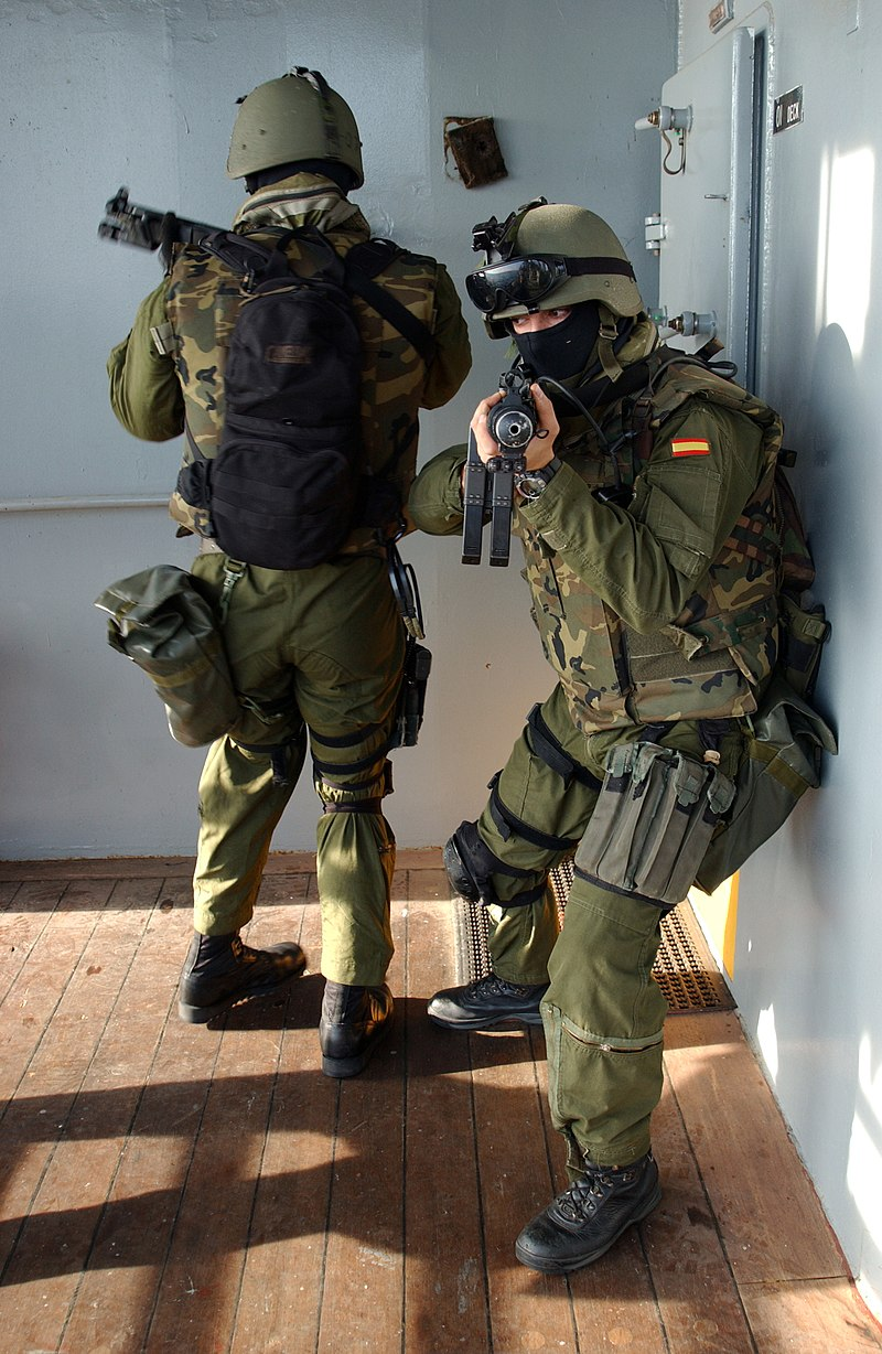 Two members of the Special Operations Unit (UOE) during boarding practice.