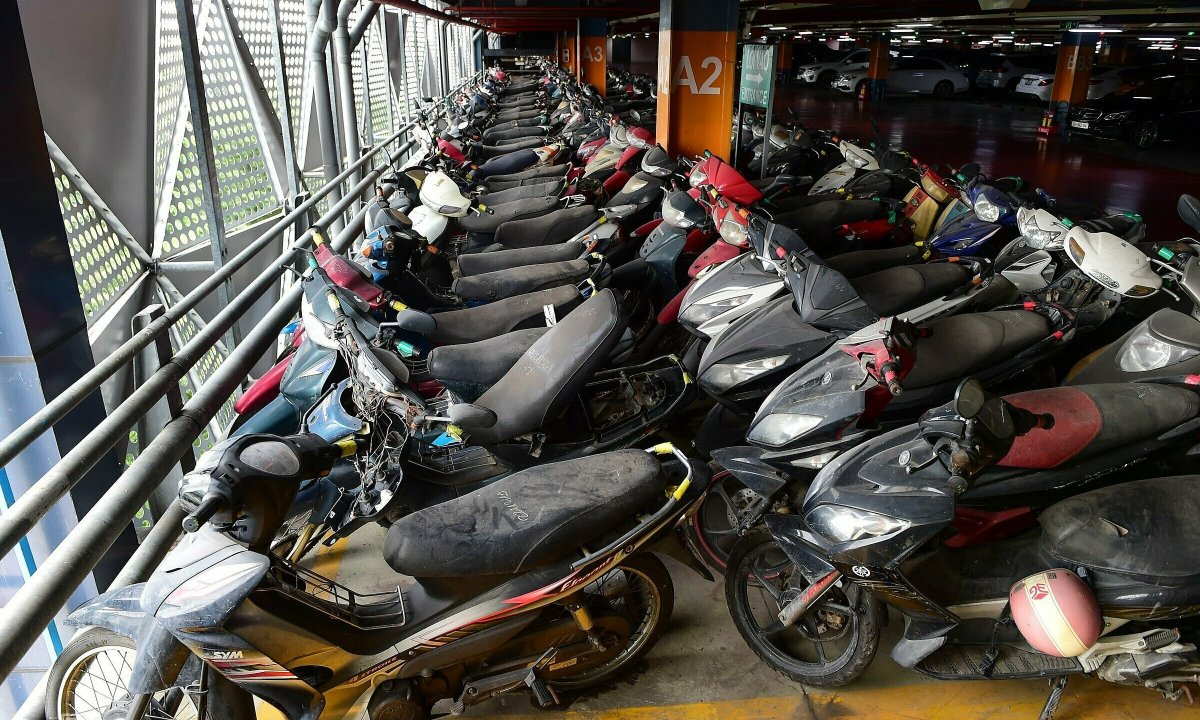 Hàng nghìn xe máy bị bỏ quên tại sân bay, bến xe buýt