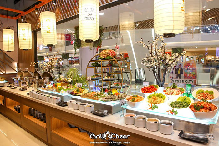 Quầy buffet với 36 món ăn kèm phong phú, hấp dẫn cho thực khách thoải mái lựa chọn