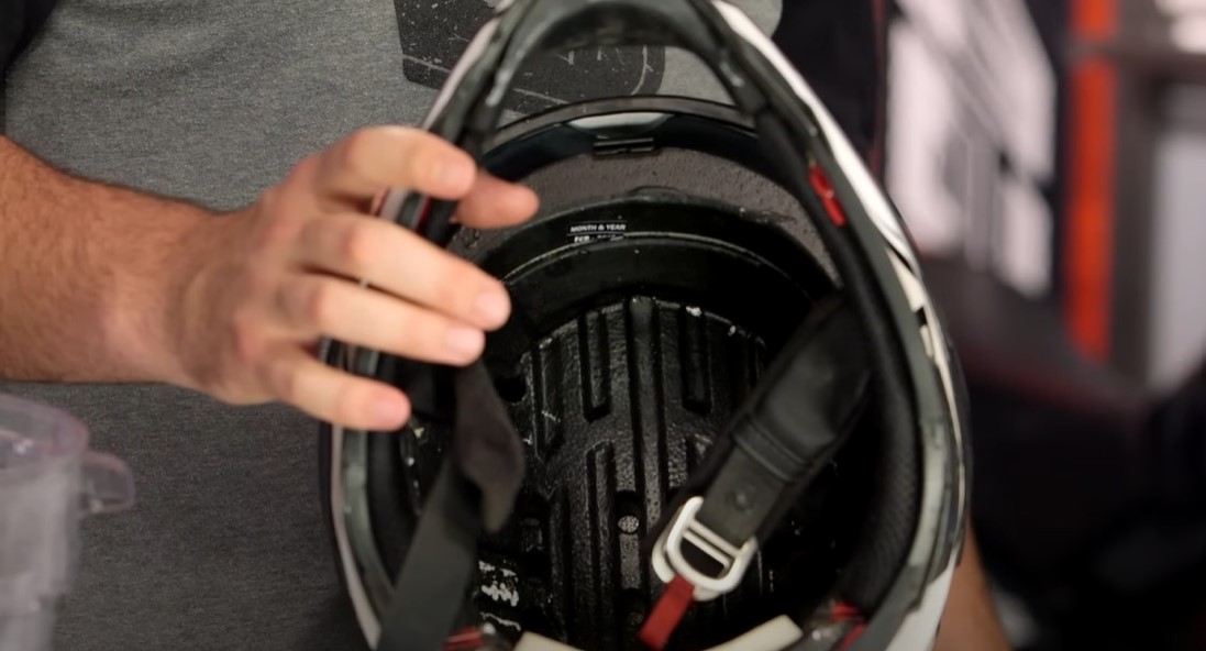 Ways To Clean The Inside of Your Visor 