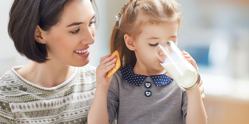 Tập cho trẻ uống sữa để cơ thể sớm thích nghi với Lactose.