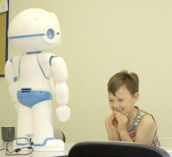 QTrobot ติวเตอร์ AI สำหรับเด็กออทิสติก2