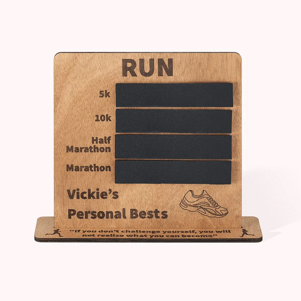 Tableau de résultat de course à pied en bois avec tablettes pour inscrire les temps sur 5km, 10km, semi-marathon et marathon, avec personnalisation du nom. 