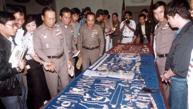Thai police with stolen jewels