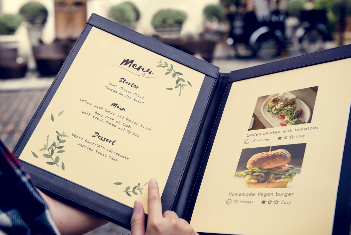 Fungsi daftar menu bagi seluruh karyawan di restoran memiliki arti tersendiri. Fungsi menu bagi tim dapur berbeda dengan fungsi menu bagi tim pramusaji.