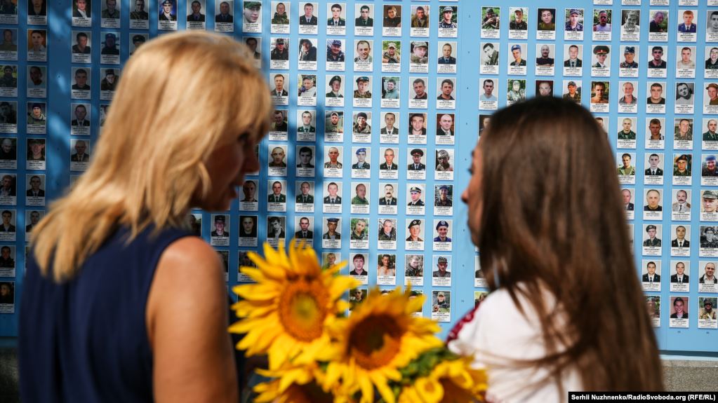 У Києві оновлена Стіна пам'яті Героїв на Михайлівській площі, 20 серпня 2020 року