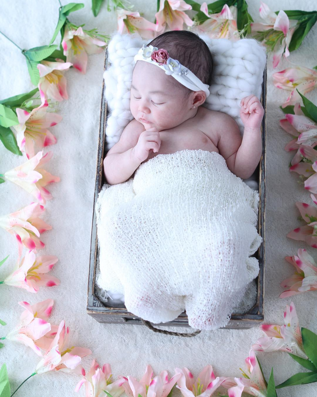 Photoshoot Bayi Perempuan dengan Background Netral