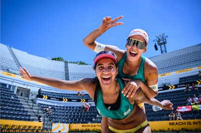Duda e Ana Patrícia derrotam as atuais campeãs mundiais (foto: Divulgação/FIVB)