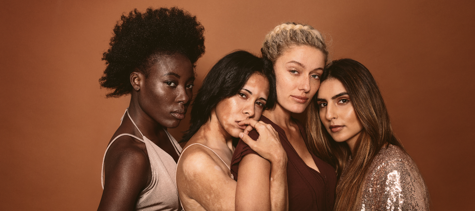 várias mulheres unidas com características de pele e tipos de fio de cabelo diferente 