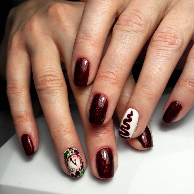 Unusual manicure with clock for New Year 2022 2