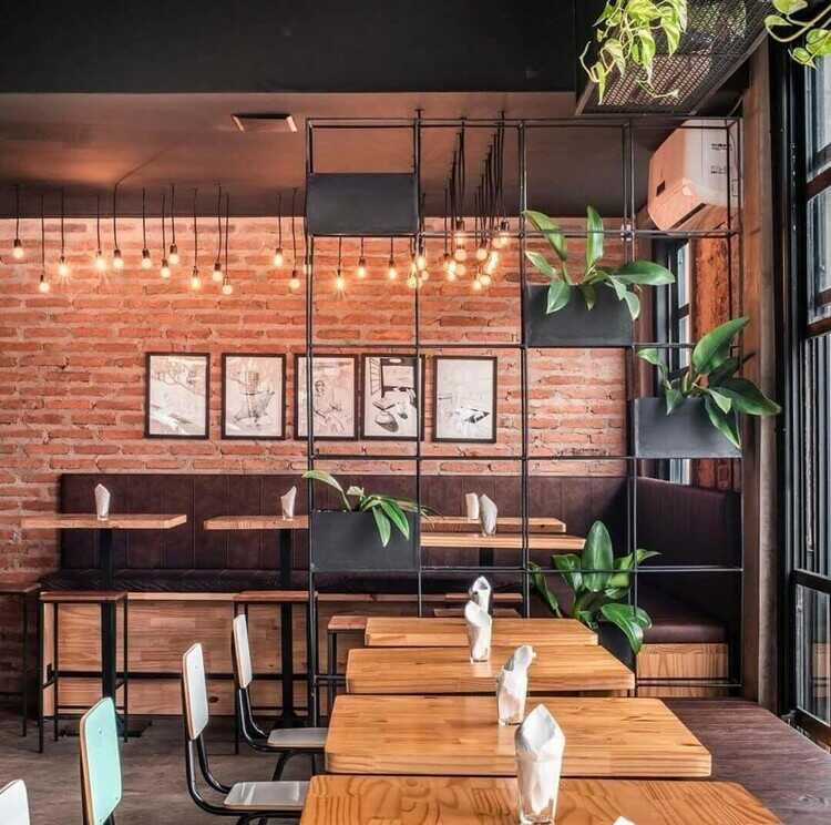 Bàn ghế hoặc tủ kệ từ gỗ cao su là lựa chọn hoàn hảo cho nhà hàng hay quán cà phê
