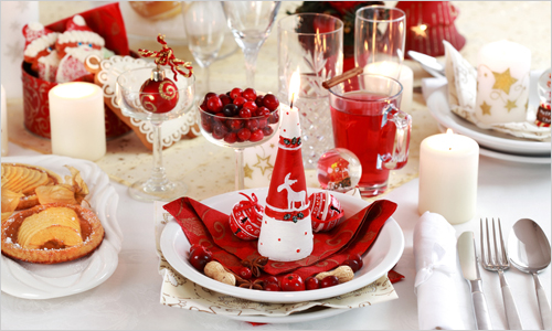 Trang trí bàn ăn Noel với hai tông màu đỏ – trắng