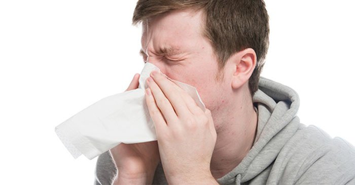 Hắt hơi là một triệu chứng của cảm lạnh