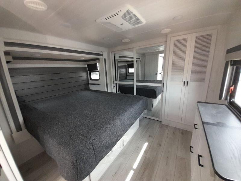 There’s a beautiful bedroom in this unit to help you get a great night’s sleep.