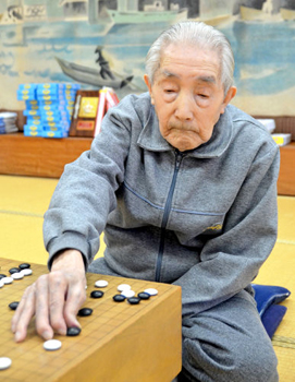 １００歳の今も囲碁大会に参加する大江さん。打つ手にも迷いはない（伊根町泊・泊泉苑）