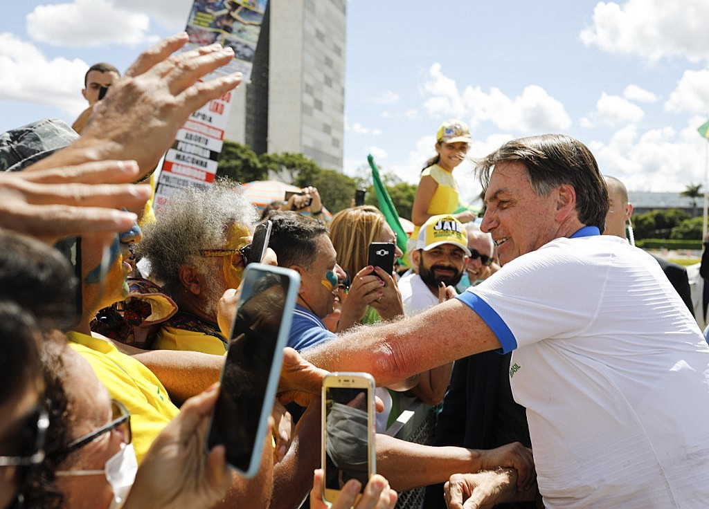 Bolsonaro, sem máscara, cumprimenta apoiadores