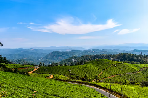 Featuring the Munnar located in the Western Ghats of Kerala, makes for one of the best scenic weekend getaways from Bangalore. 