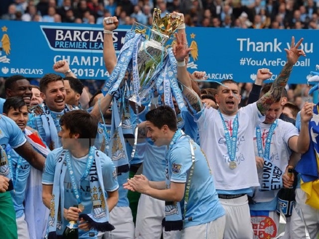 Các cầu thủ Man City nhận cúp Vô địch mùa giải 2018. 