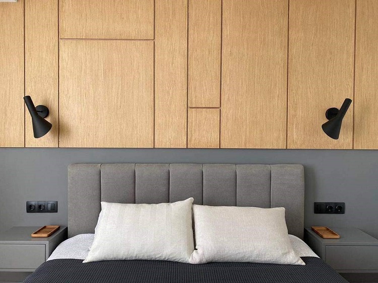 Xốp dán tường vân gỗ với kích thước không đều nhau làm tăng tính nghệ thuật cho phòng ngủ