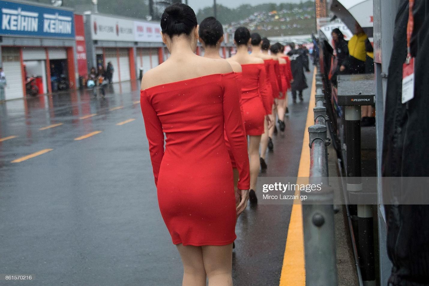 D:\Documenti\posts\posts\Women and motorsport\foto\Getty e altre\the-grid-girl-walk-in-pit-during-the-moto2-race-during-the-motogp-of-picture-id861570216.jpg