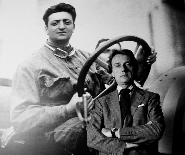 Esta foto, tomada en 1999, muestra a Luca Di Montezemolo, CEO y presidente de Ferrari en esa época, delante de una foto de Enzo Ferrari.