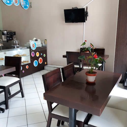 4X3V+2VJ Plaza Flores, Padre Aguirre 9-100, Cuenca 010101
