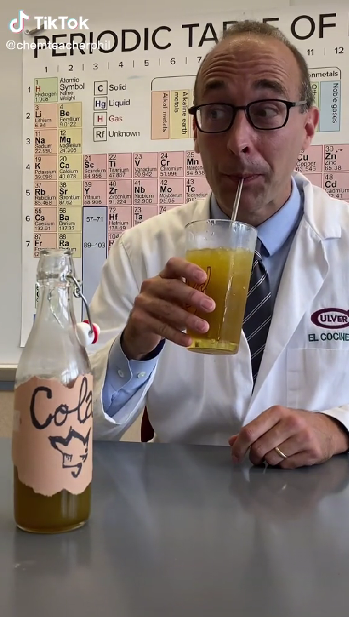 Учитель химии показывает в тик-ток, как приготовить кока-колу самому