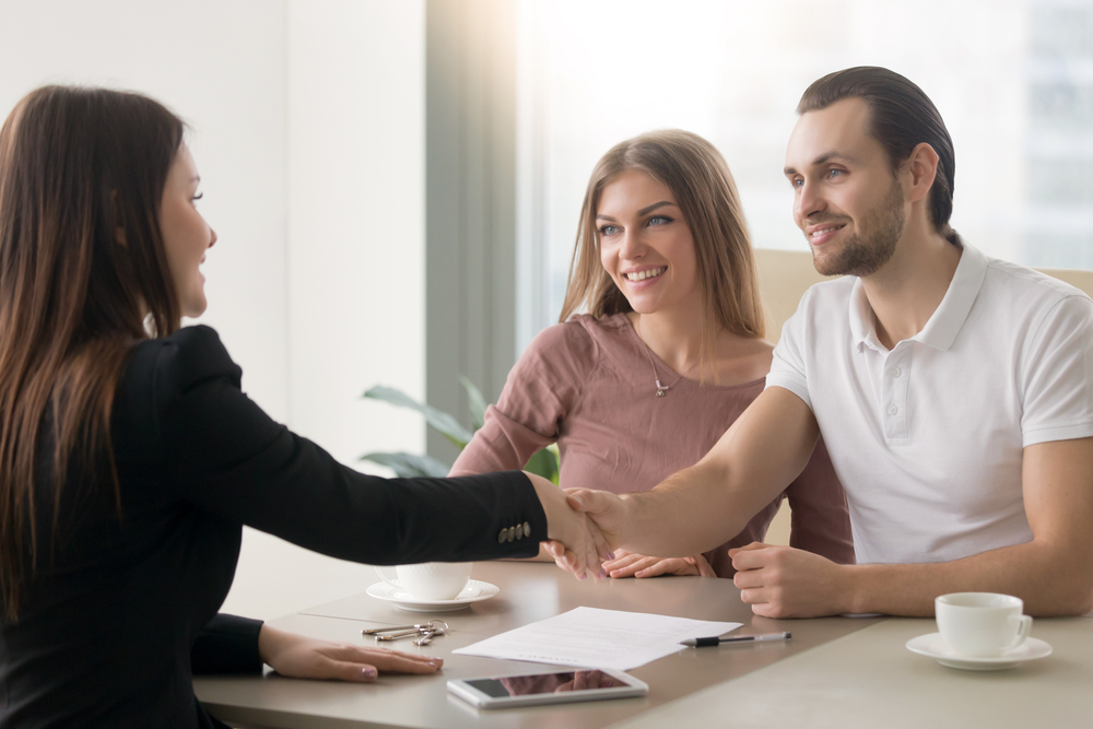 Uma imagem contendo mesa, interior, mulher, parede

Descrição gerada com muito alta confiança