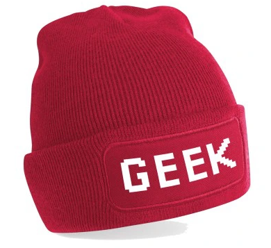 Czerwona czapka dla geeka z nadrukiem "geek"
