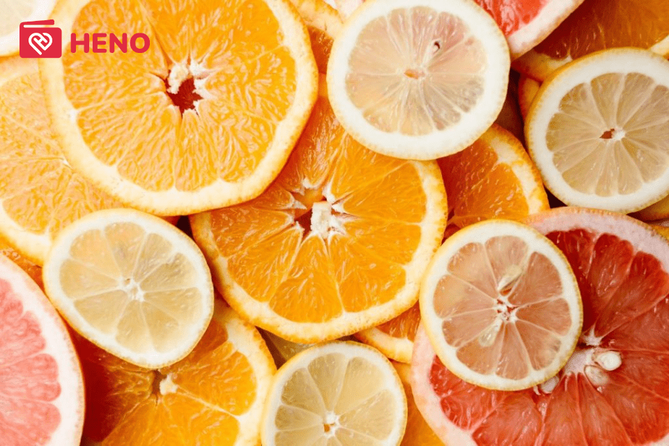 Dùng nước cam hoặc nước chanh trực tiếp lên vùng mụn lưng giúp trị mụn lưng tại nhà