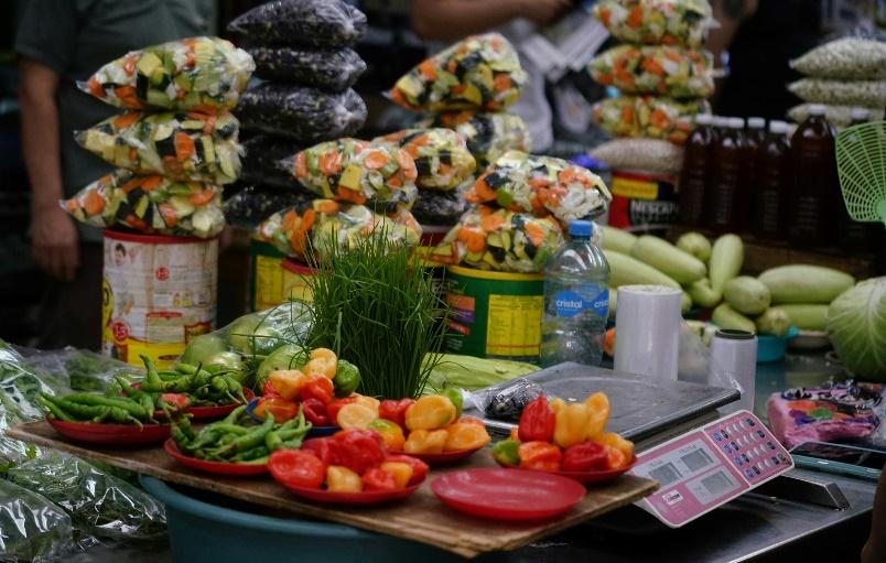 Un florero con flores sobre una mesa de comida

Descripción generada automáticamente con confianza media