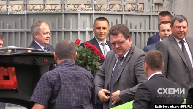 Ярослав Романюк (з трояндами), Богдан Львов (посередині) та Борис Гулько (крайній справа) приїхали на ювілей Валерія Гелетея