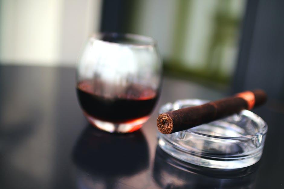 How to Pair Cigars and Drinks