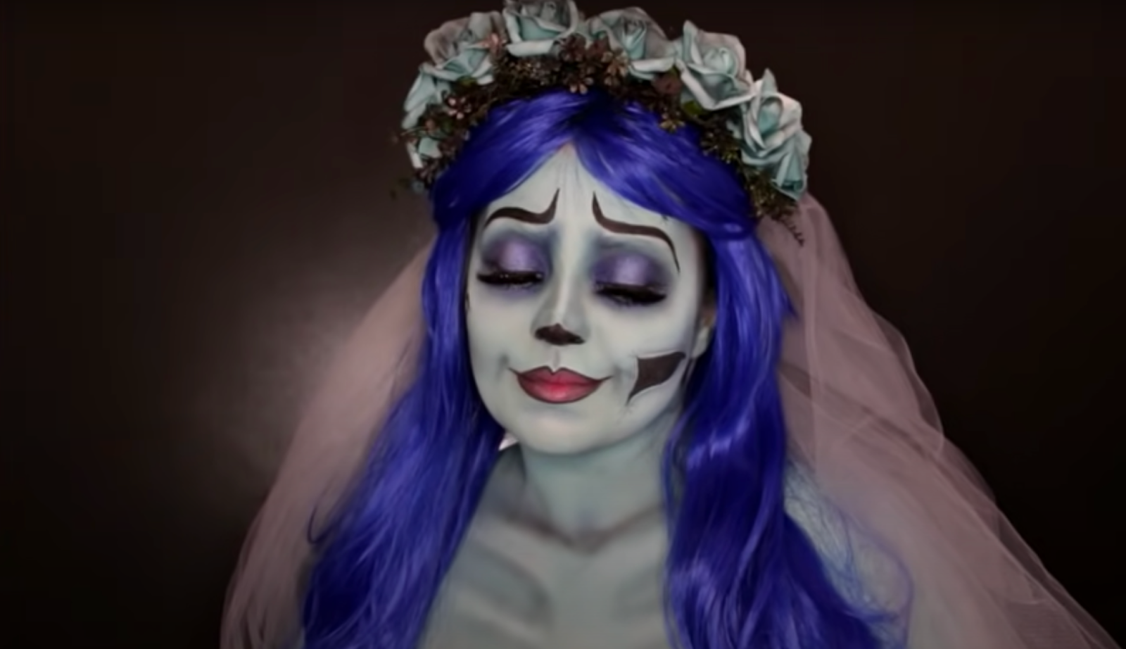 mulher maquiada de noiva cadáver