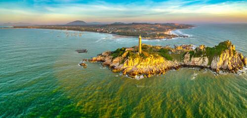 Hải đăng Kê Gà nằm trên một hòn đảo gần bờ nhìn từ trên cao, đây là ngọn hải đăng cổ kính được xây dựng từ thời Pháp để dẫn nước trên vùng biển miền Trung Việt Nam.