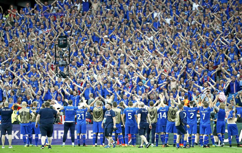Los futbolistas de Islandia celebran con su aficiÃ³n el triunfo frente...